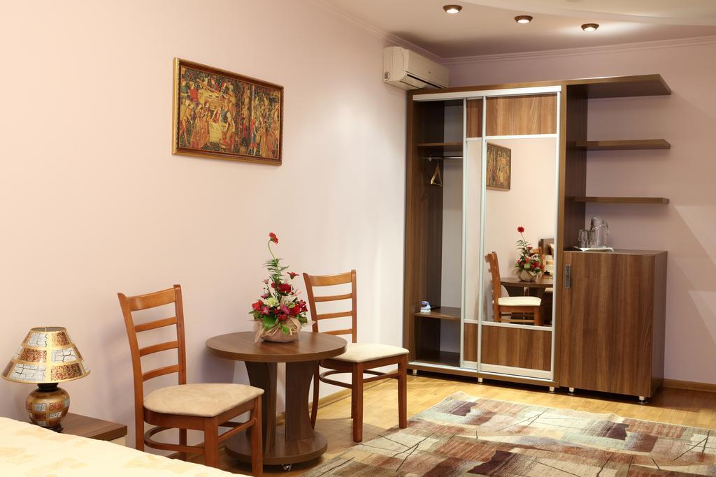 Hotel Bachus Chisináu Habitación foto